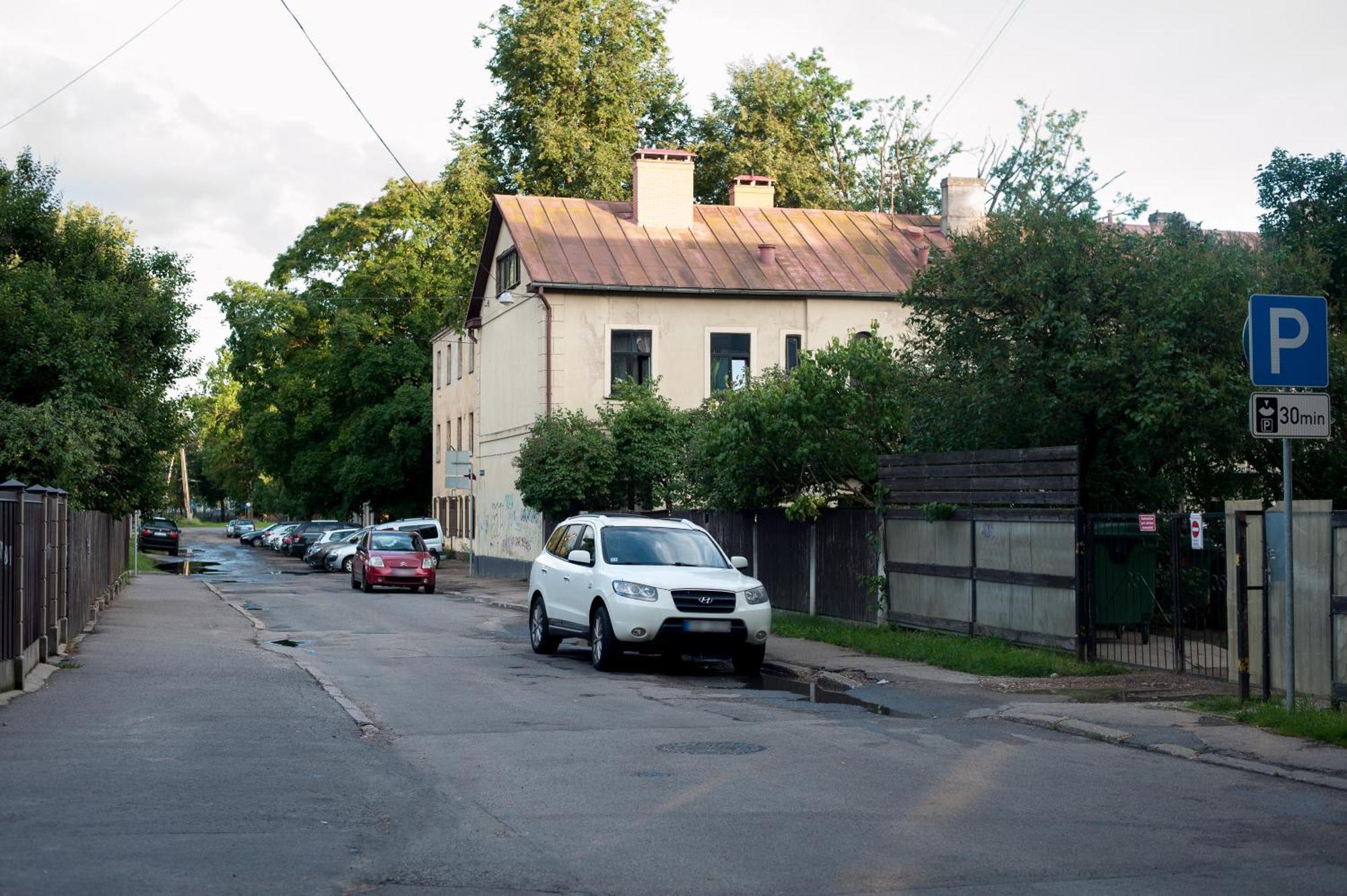 Teika No 2 Apartment-retro On Brivibas Street-free Parking Korter